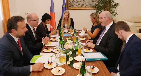 Premiér ČR Bohuslav Sobotka jednal s komisařem Evropské komise pro zemědělství a rozvoj venkova Philem Hoganem, 9. září 2016.