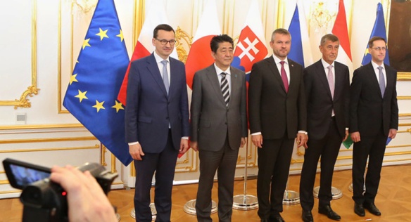 Státy V4 podpořily na jednání s japonským premiérem Abem odstraňování obchodních bariér mezi Japonskem a EU