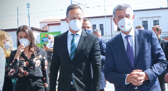 Maďarsko zapůjčilo České republice 40 950 dávek vakcíny proti covid-19