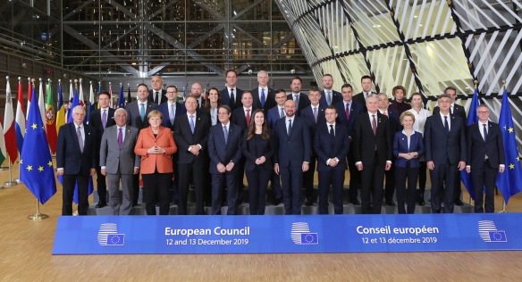 Český premiér Andrej Babiš a francouzský prezident Emmanuel Macron před začátkem jednání Evropské rady, 12. prosince 2019.