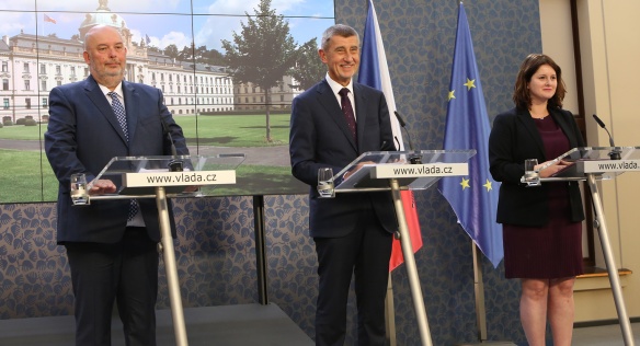 Premiér A. Babiš, ministryně práce a sociálních věcí J. Maláčová a ministr zemědělství M. Toman na tiskové konferenci po jednání vlády, 2. září 2019.