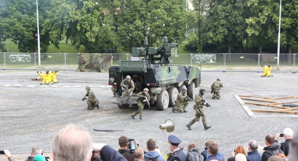 Předseda vlády Andrej Babiš s ministrem obrany Lubomírem Metnarem navštívili veletrh IDET 2019, 29. května 2019