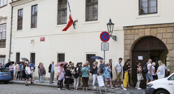 O prohlídku Hrzánského paláce byl tradičně velký zájem, v pondělí jej navštívilo 620 lidí, 7. července 2020.