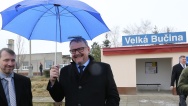 Ministr dopravy Dan Ťok na prohlídce železniční zastávky Velká Bučina, 28. března 2018.