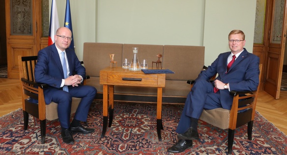Předseda vlády Bohuslav Sobotka jednal s místopředsedou vlády pro vědu, výzkum a inovace Pavlem Bělobrádkem, 11. října 2017.