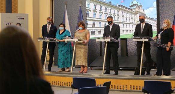Členové vlády na tiskové konferenci informovali mimo jiné o zřízení Rady vlády pro zdravotní rizika, 27. července 2020.