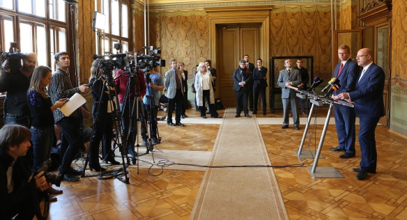 Tisková konference po bilanční schůzce premiéra Sobotky s místopředsedou vlády pro vědu, výzkum a inovace Bělobrádkem, 11. října 2017.