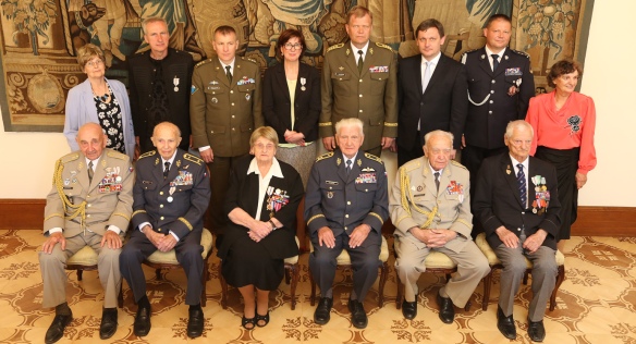 Vedoucí Úřadu vlády ČR Radek Augustin předal medaile významným žijícím válečným veteránům 2. světové války a dalším osobnostem, 7. května 2018. 