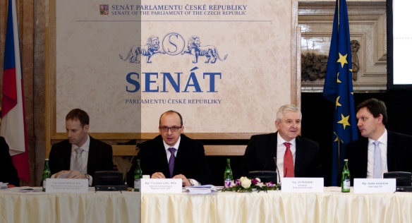 Ministr pro místní rozvoj Lukl, premiér Rusnok a vedoucí Úřadu vlády Augustin na jednání Rady pro fondy SSR 2. prosince 2013, foto: Martin Vlček