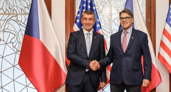Premiér Andrej Babiš s americkým ministrem energetiky Rickem Perrym, 14. listopadu 2018.