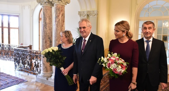 Společné foto Ivany a Miloše Zemanových s Monikou a Andrejem Babišovými před tradičním novoročním obědem v Lánech, 2. ledna 2018. 