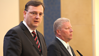 Předseda vlády Petr Nečas a ministr kultury Jiří Besser, TK po jednání vlády 27. září 2011 (IMG_0324_dote