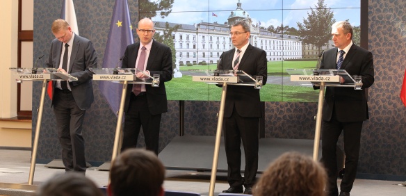 Místopředseda Bělobrádek, premiér Sobotka, ministr Zorálek a ministr Prachař na tiskové konferenci po jednání vlády 23. dubna 2014