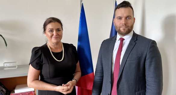 Ministryně pro vědu, výzkum a inovace Helena Langšádlová s novým náměstkem Pavlem Dolečkem, 1. září 2023.