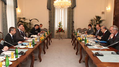 Prime Minister Petr Nečas meets with OECD General Secretary Ángel Gurría, 18 November 2011