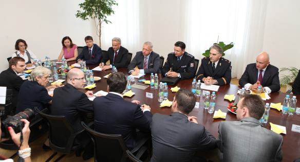 Premiér Bohuslav Sobotka se v rámci bilančních setkal 5. srpna 2014 v pobočce České pošty s ministrem vnitra Milanem Chovancem.