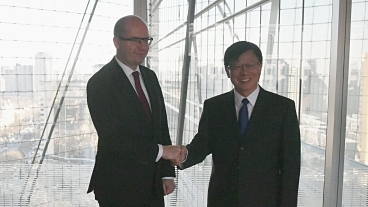 Premiér Bohuslav Sobotka se setkal s předsedou China Investment Corporation, 26. listopadu 2015.
