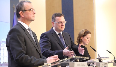 Tisková konference po jednání vlády, ministr financí Miroslav Kalousek, předseda vlády Petr Nečas a místopředsedkyně vlády Karolina Peake