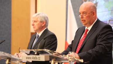Premiér Rusnok a ministr zemědělství Toman na tiskové konferenci po jednání vlády, 24. července 2013
