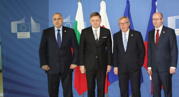 Premiér Sobotka se společně s premiéry Slovenska a Bulharska v Bruselu sešel s předsedou Evropské komise Jean-Claude Junckerem, 23. dubna 2015.
