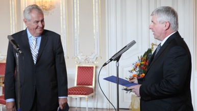 V úterý 13. srpna 2013 v poledne převzal prezident republiky Miloš Zeman demisi vlády z rukou premiéra Jiřího Rusnoka