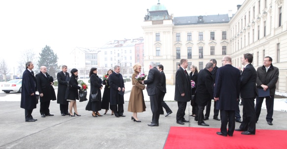 Jiří Rusnok přivítal předsedu vlády a ministry nového kabinetu na zahradě Úřadu vlády 29. ledna 2014.