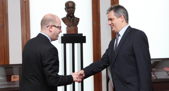 Premiér Bohuslav Sobotka se setkal s ministrem pro lidská práva Jiří Dienstbierem, 17. července 2014.