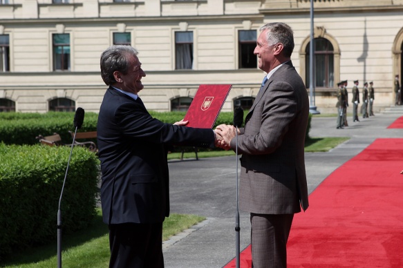Albánský premiér Berisha předává českému premiérovi Topolánkovi přihlášku do EU, 28. dubna 2009
