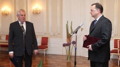 Premiér Petr Nečas na Pražském hradě podal demisi do rukou prezidenta republiky, zároveň byl pověřen vedením vlády do jmenování nové, 17. června 2013.