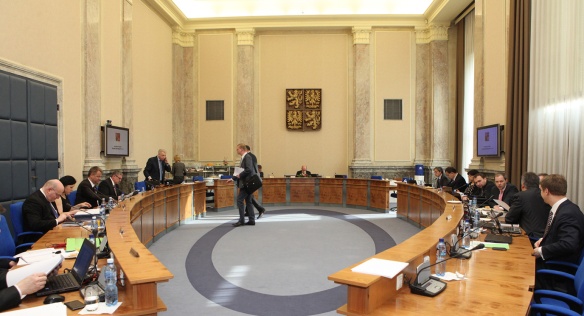 Před jednáním vlády 12. listopadu 2014 ve Strakově akademii.