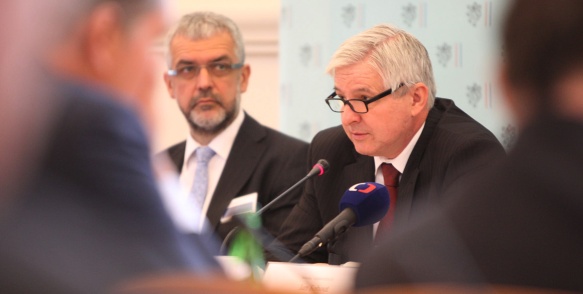 V pondělí 26. srpna 2013 zahájil předseda vlády Jiří Rusnok poradu vedoucích zastupitelských úřadů České republiky.