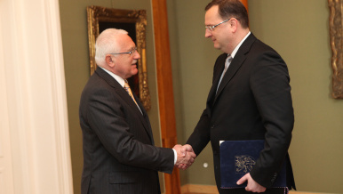 Premiér předává demisi ministra Kocourka prezidentu republiky