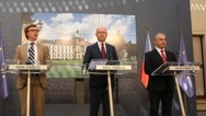 Premiér Sobotka svolal jednání ve Strakově akademii na téma zvyšování platů, 15. srpna 2017.