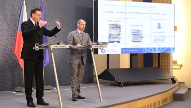 Premiér Petr Nečas představil společně s ministrem průmyslu a obchodu Martinem Kubou plán na snižování byrokracie do roku 2014, 10. ledna 2012