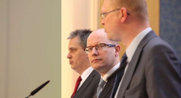 Ministr Dienstbier, premiér Sobotka, místopředseda vlády Bělobrádek a ministryně Jourová na tiskové konferenci po jednání vlády 16. dubna 2014