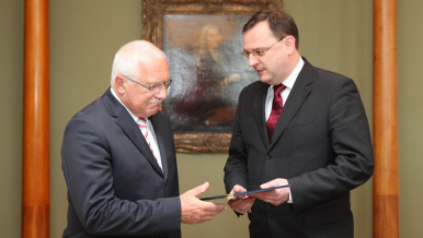 Premiér Nečas předává prezidentovi demisi Radka Johna