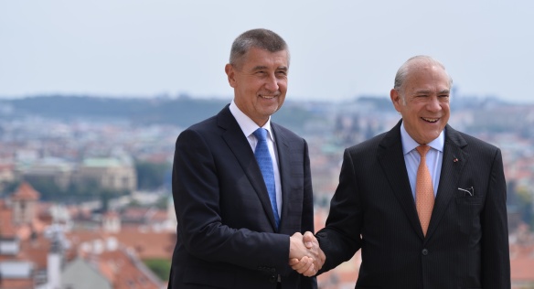 Andrej Babiš s generálním tajemníkem OECD Ángelem Gurríou v Hrzánském paláci, 16. července 2018.