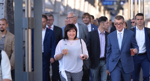 Vláda vyrazila 18. června 2018 ráno vlakem z Prahy do Pardubic.