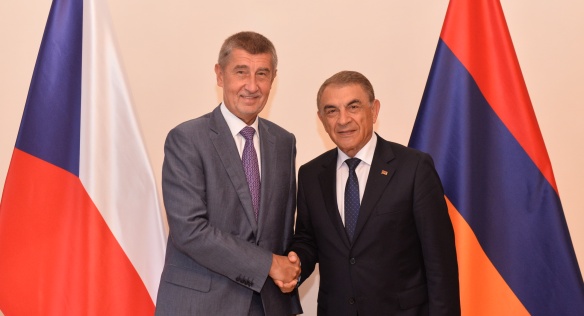 Premiér Andrej Babiš s předsedou Národního shromáždění Arménie Arou Bablojanem v Hrzánském paláci, 24. srpna 2018.