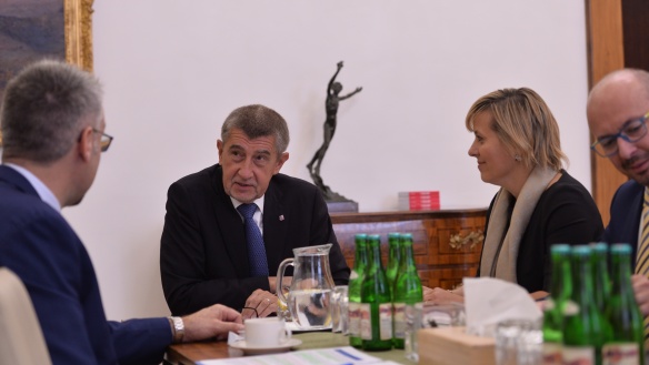 Ministr vnitra Metnar, premiér Babiš, předsedkyně Asociace krajů Vildumetzová a předseda SMO ČR Lukl jednají na Úřadu vlády, 29. května 2018.