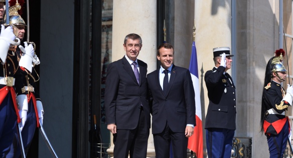Premiér Andrej Babiš s francouzských prezidentem Emmanuelem Macronem před Elysejským palácem, 30. června 2018.
