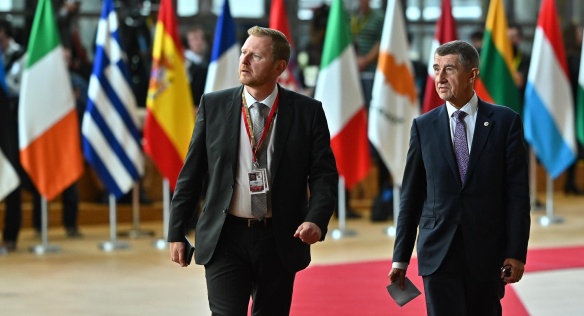 Andrej Babiš přichází foyerem budovy Evropa na jednání Evropské rady, 17. října 2019.
