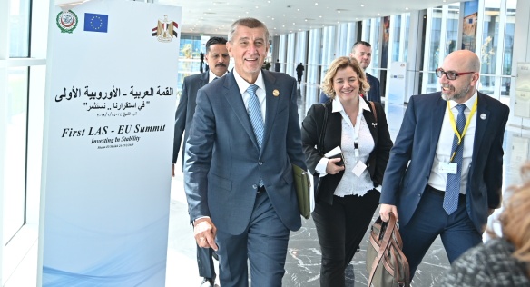 Premiér Andrej Babiš na summitu EU-LAS v Šarm aš-Šajchu opět vyzdvihl nutnost pomáhat lidem v nouzi přímo v místě, kde žijí.
