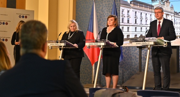 Na tiskové konferenci seznámili novináře s výsledky jednání vlády vicepremiéři A. Schillerová a K. Havlíček a ministryně K. Dostálová, 13. ledna 2020.