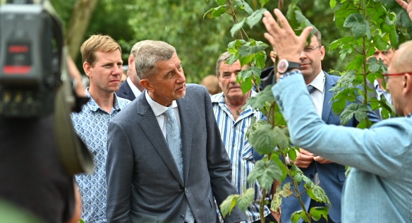 Premiér s ministry navštívil střední Čechy, řešili boj proti suchu i dostavbu dálnic, 17. července 2019.