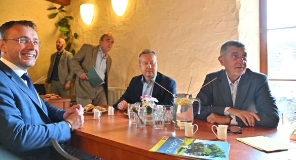 Premiér s ministry v jižních Čechách řešil boj proti suchu i dostavbu dálnice D3, 18. července 2019.