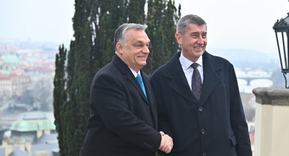 Andrej Babiš s maďarským premiérem Orbánem na terase Kramářovy vily, 30. listopadu 2018.