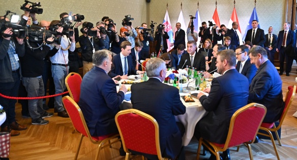 Premiéři zemí V4 u jednacího stolu s rakouským kancléřem Kurzem, 16. ledna 2020.