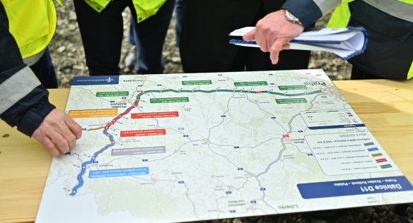 Předseda vlády v Královéhradeckém kraji navštívil fakultní nemocnici a prohlédl si stavbu dálnice D11, 26. února 2020.