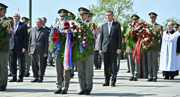 Premiér Babiš uctil památku obětí druhé světové války položením věnce u Národního památníku na Vítkově, 8. května 2019.